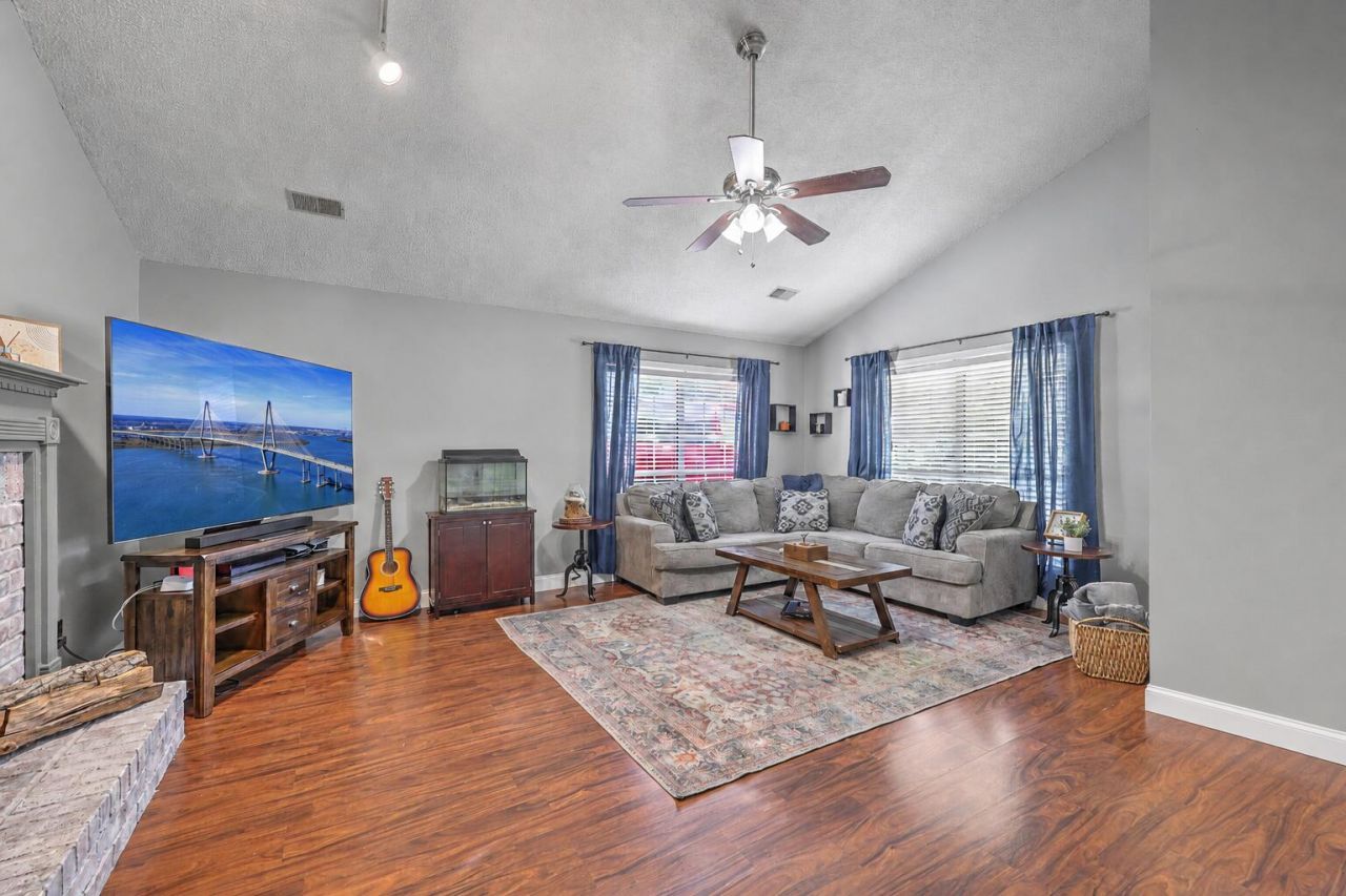106 Bradd Street Photo 4