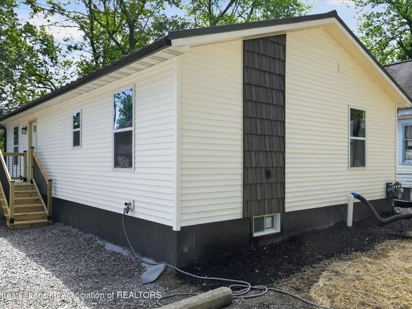 526 N Deerfield Avenue, Lansing, MI 48917