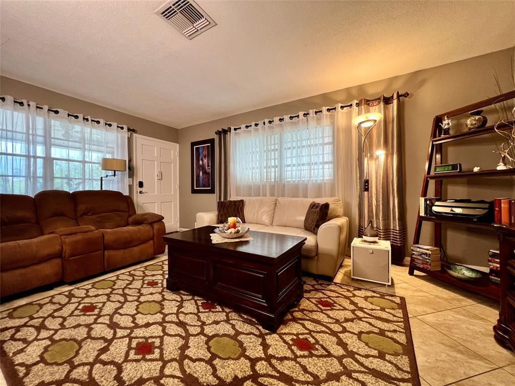 160 NE 8th Avenue, Unit 1b, Hallandale Beach, FL 33009 Photo