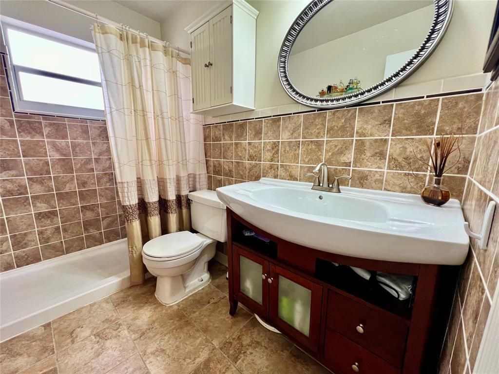 160 NE 8th Avenue, Unit 1b, Hallandale Beach, FL 33009 Photo