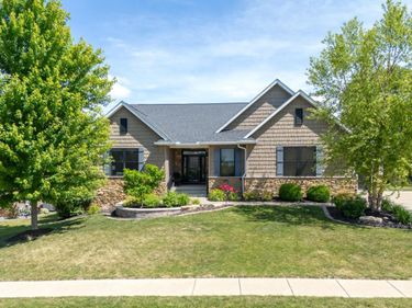 6234 Whispering Hill Court , Bettendorf, IA 52722
