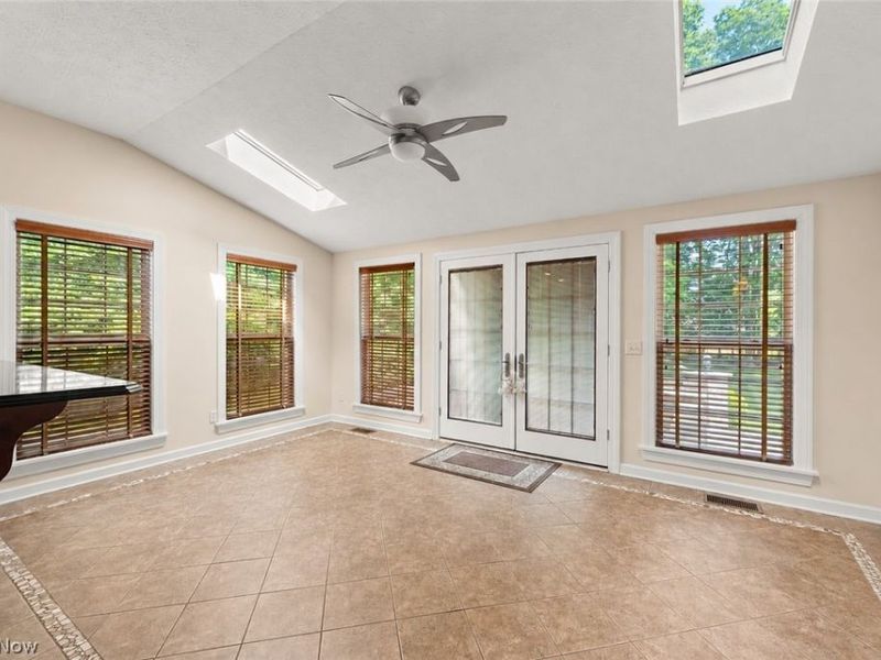 6424 Oak Point Estates, Lorain, OH 44053 Photo 12