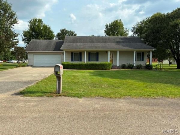 910 W Kennedy Avenue , Bernie, MO 63822