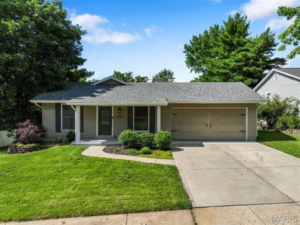 12123 Prestonpark Lane, St Louis, MO 63146