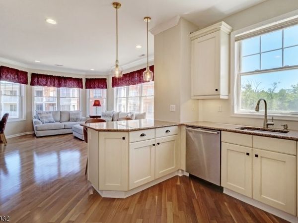 3412 Pointe Gate Dr, Livingston, NJ 07039