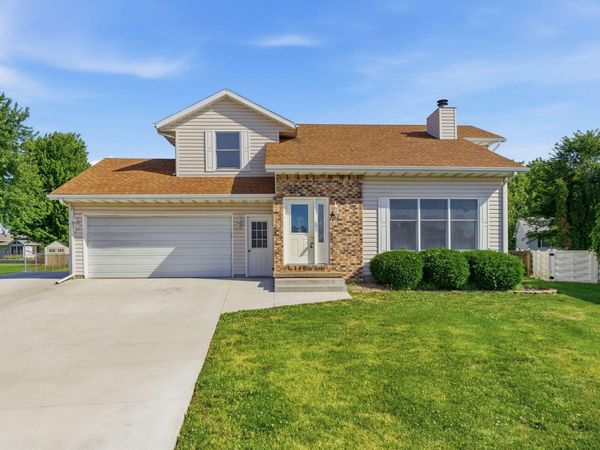 2711 STEEPLE LANE, Muscatine, IA 52761