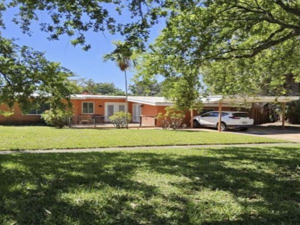 1101 E Country Club Circle, Plantation, FL 33317