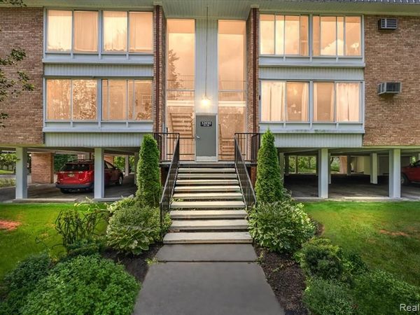 32030 Grand River Avenue, Farmington, MI 48336