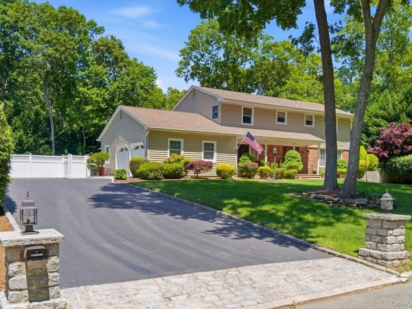 1 Regal Court, Saint James, NY 11780