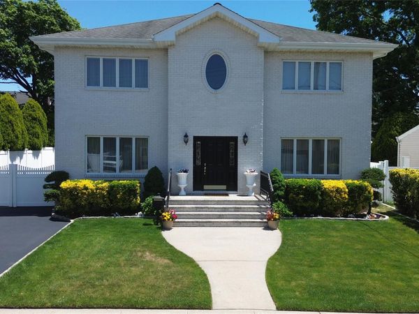 170 McKinley Avenue , Franklin Square, NY 11010