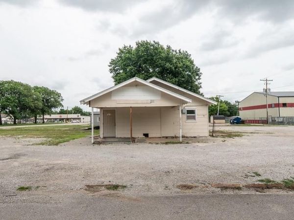 406 E Taylor Avenue, Caney, KS 67333