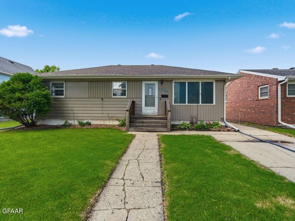 1704 10TH Avenue N, Grand Forks, ND 58203