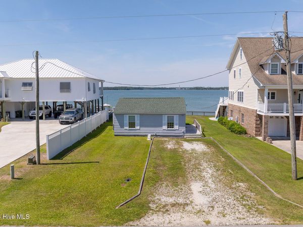 201 Riverside Drive , Sneads Ferry, NC 28460