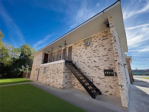 2005 PLAZA Drive , Unit 1/2, Chalmette, LA 70043
