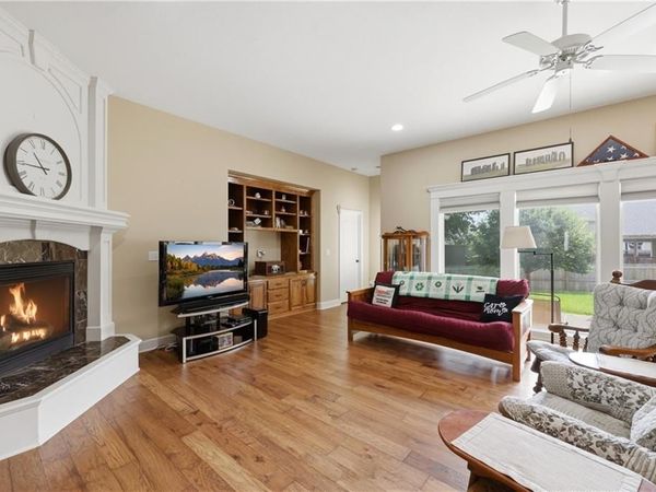 6121 N Cypress Court, Kansas City, MO 64119