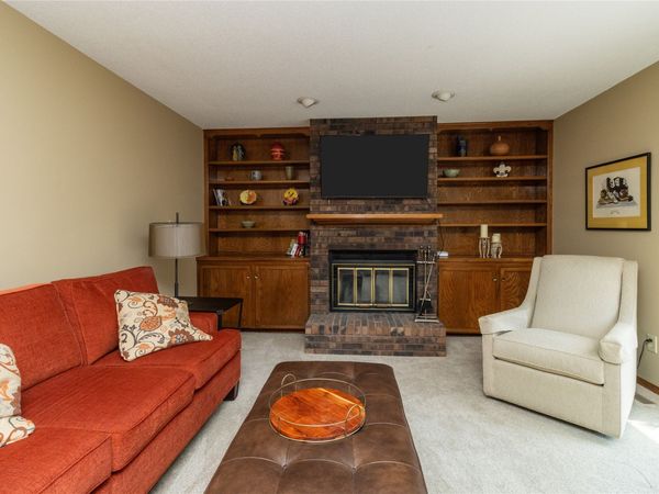 7944 Roseland Drive , Urbandale, IA 50322