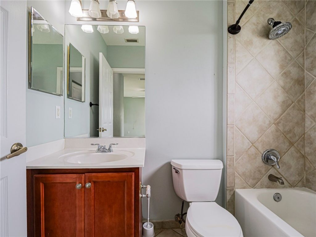 524 7th Square, Unit 101, Vero Beach, FL 32962 Photo