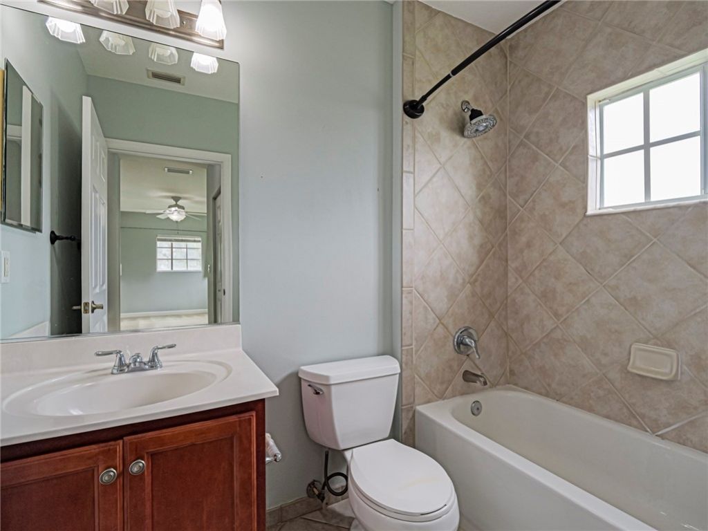 524 7th Square, Unit 101, Vero Beach, FL 32962 Photo