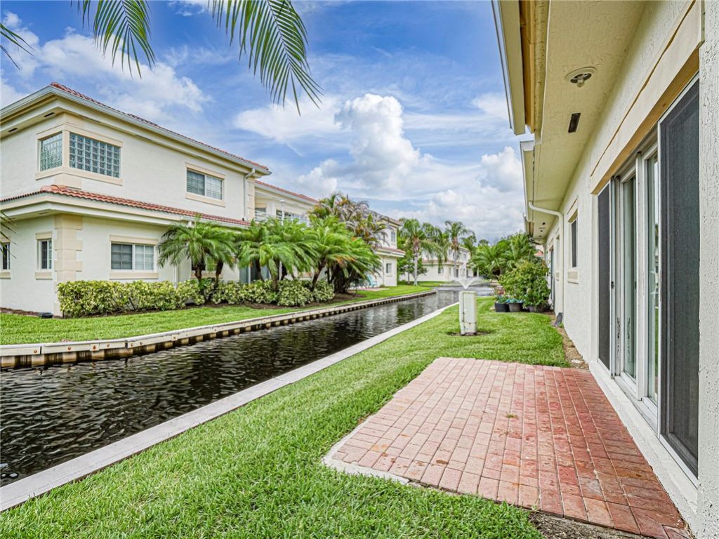524 7th Square, Unit 101, Vero Beach, FL 32962 Photo