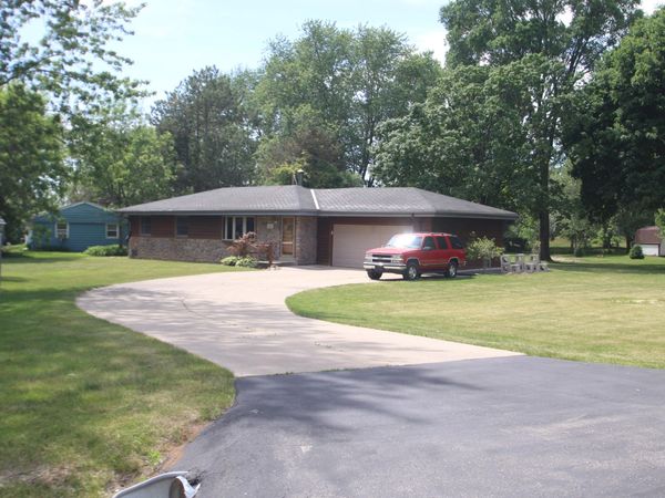N48W19068 Joetta Dr, Menomonee Falls, WI 53051