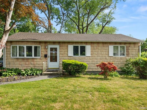 70 E Lakeland Street , Bay Shore, NY 11706