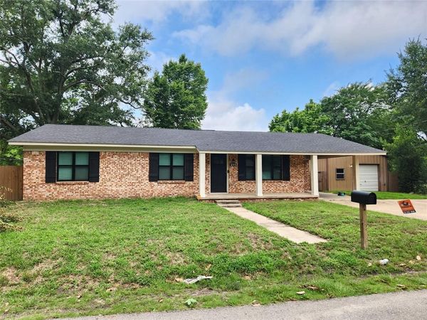 211 Betts Drive , Lindale, TX 75771