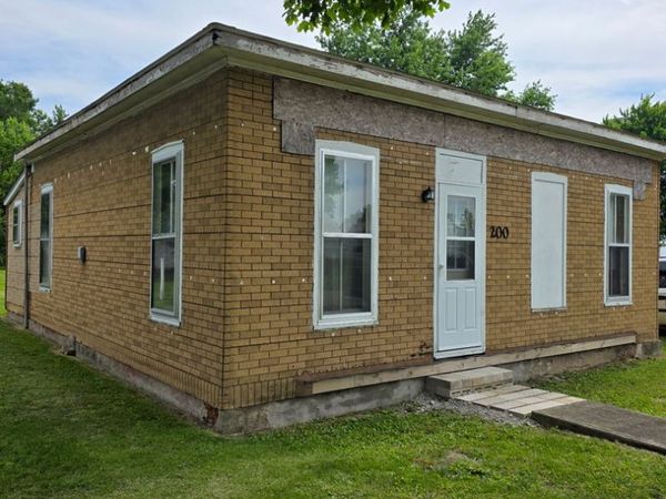 214 W 3rd Street , Brocton, IL 61917