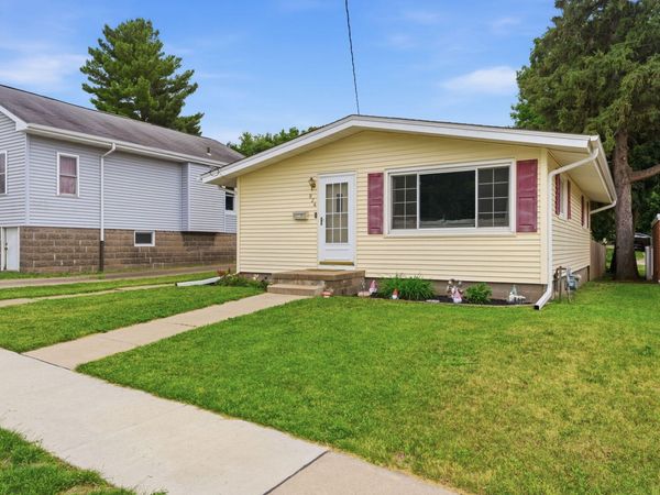 924 FULLER ST, Muscatine, IA 52761