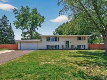 6857 8th Street Lane N, Oakdale, MN 55128