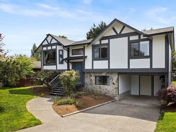 2051 Northbrook Dr , Sidney, BC V8L 4J3