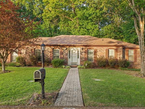 502 Robinhood Dr, Florence, AL 35630