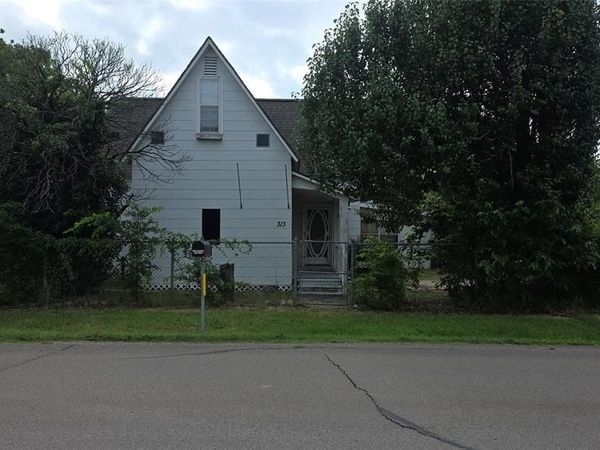 313 N Pearl Street, Trenton, TX 75490