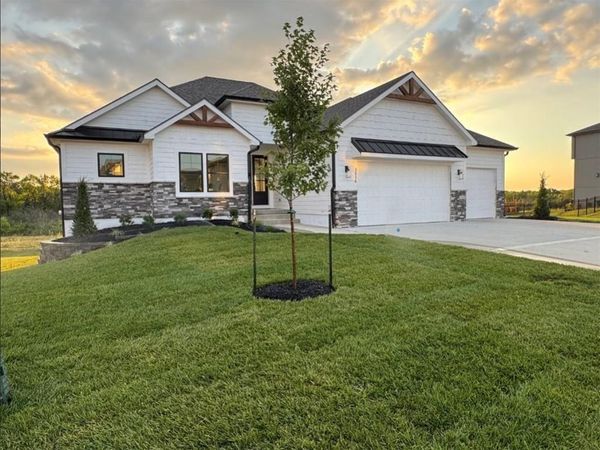 3116 SW Summit View Trail, Lee's Summit, MO 64082
