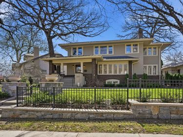 2200 Kenwood Parkway, Minneapolis, MN 55405