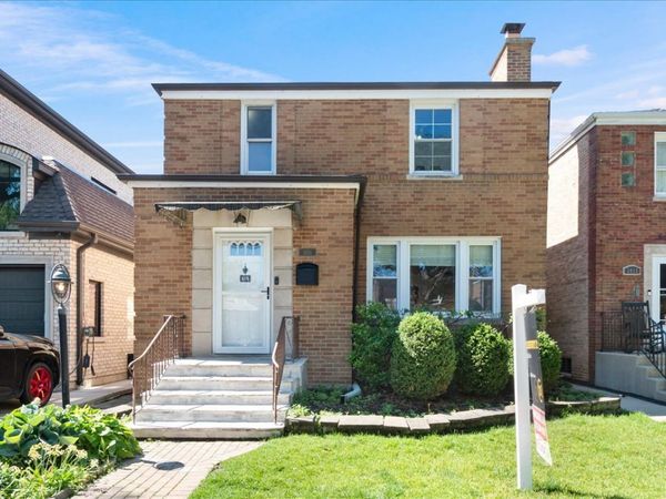 3011 W Jarvis Avenue, Chicago, IL 60645