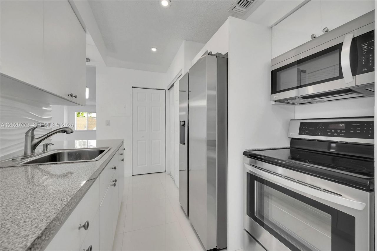 6720 NW 174th Ter, Unit F-18, Hialeah, FL 33015 Photo