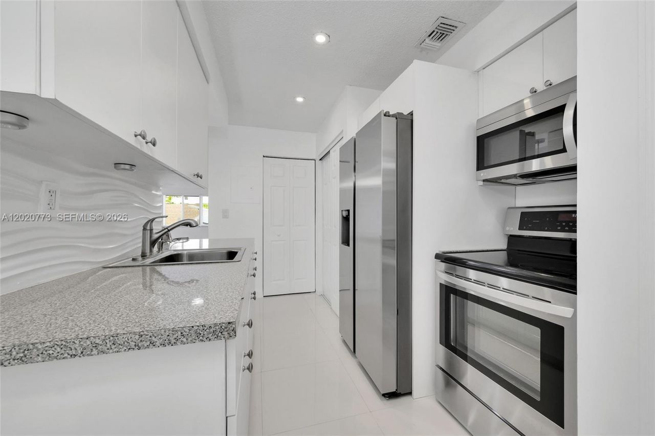 6720 NW 174th Ter, Unit F-18, Hialeah, FL 33015 Photo