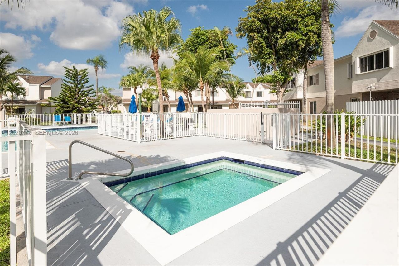 6720 NW 174th Ter, Unit F-18, Hialeah, FL 33015 Photo