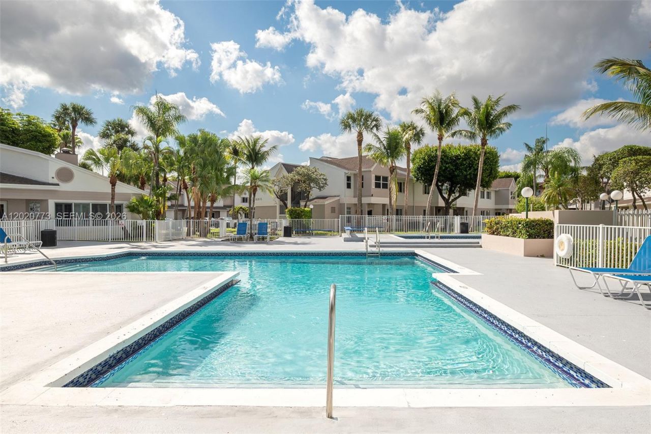 6720 NW 174th Ter, Unit F-18, Hialeah, FL 33015 Photo