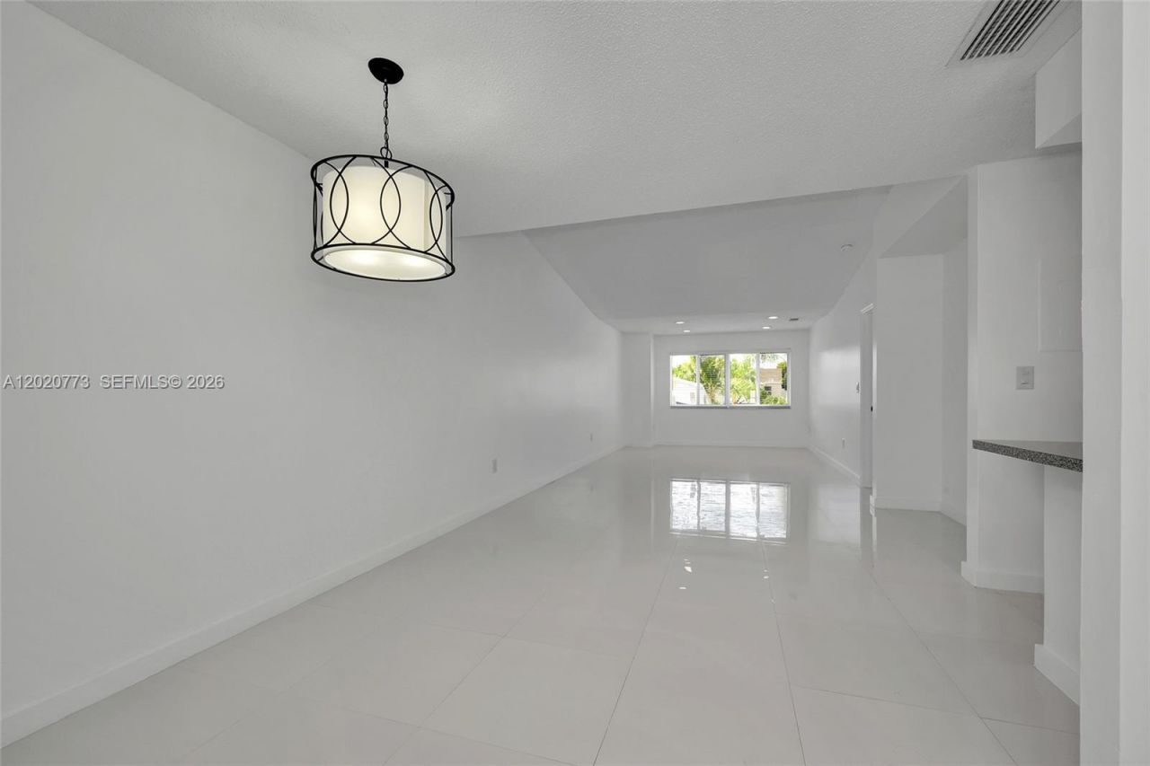 6720 NW 174th Ter, Unit F-18, Hialeah, FL 33015 Photo