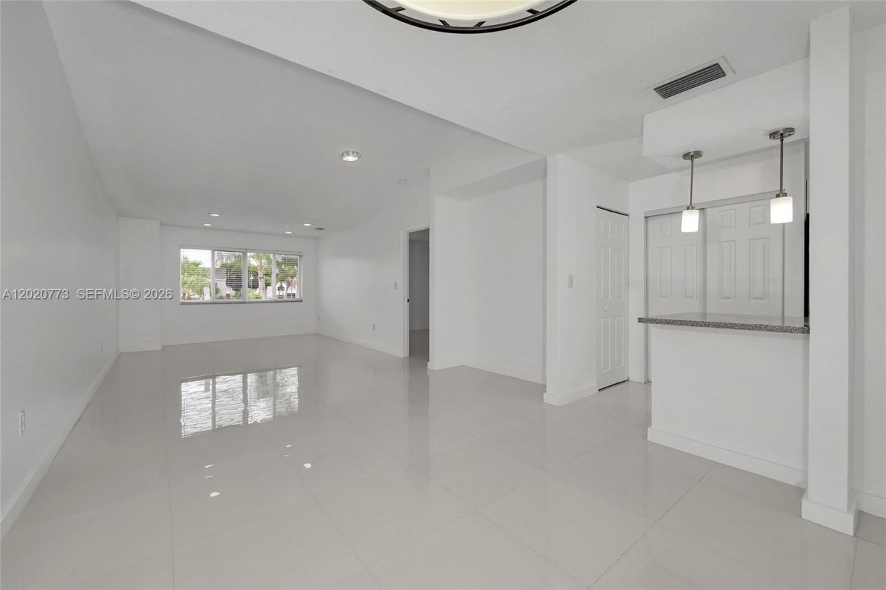 6720 NW 174th Ter, Unit F-18, Hialeah, FL 33015 Photo