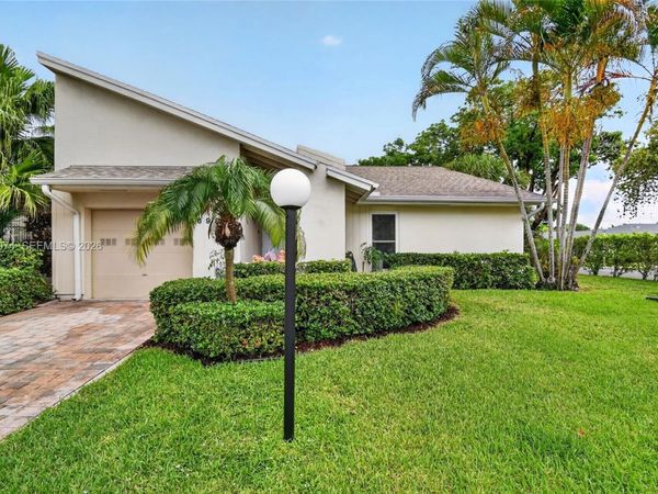 6989 Clover Ct, Lake Worth, FL 33467
