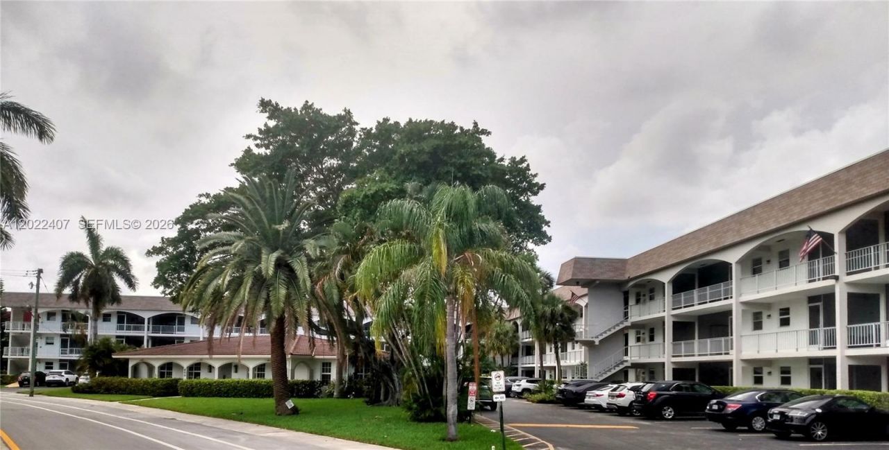 581 Blue Heron Dr, Unit 315-B, Hallandale Beach, FL 33009 Photo