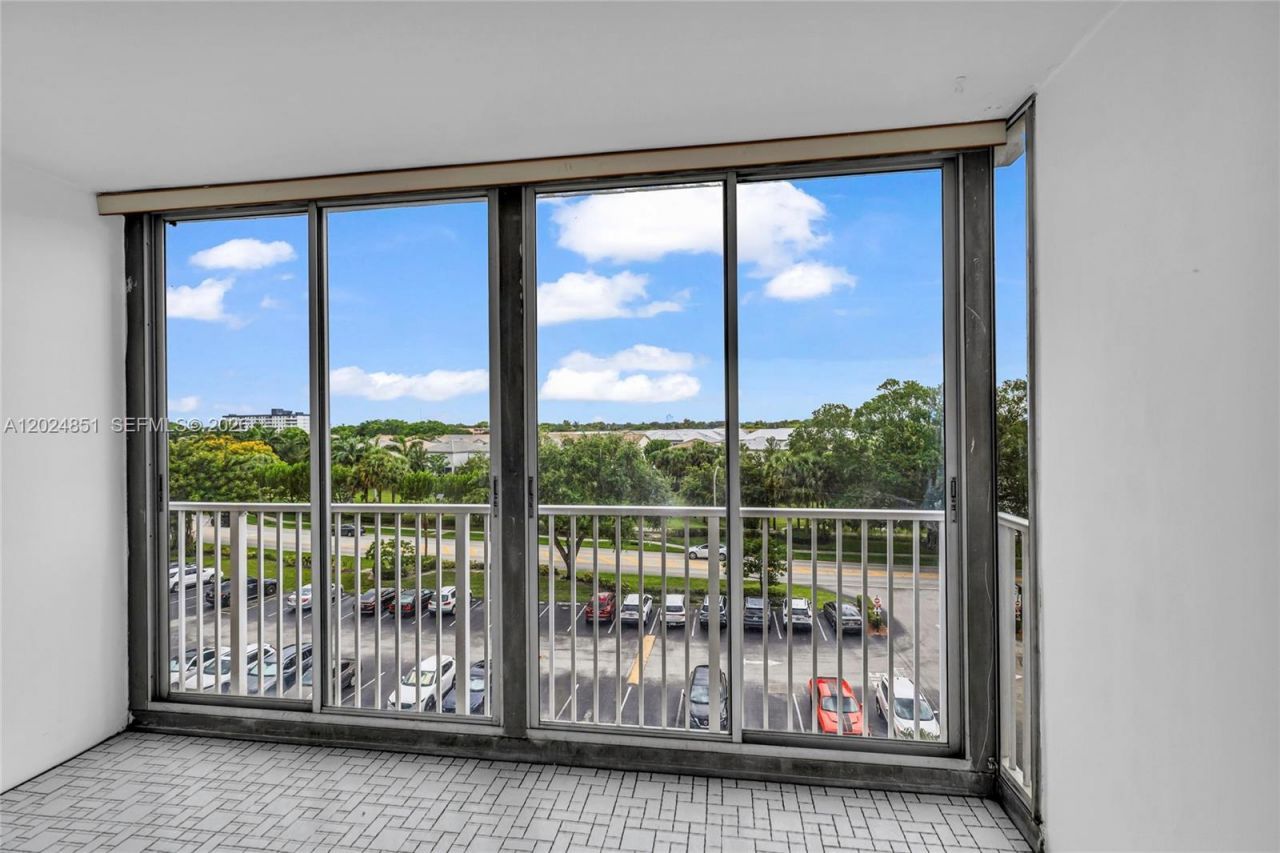 4200 Hillcrest Dr, Unit 504, Hollywood, FL 33021 Photo