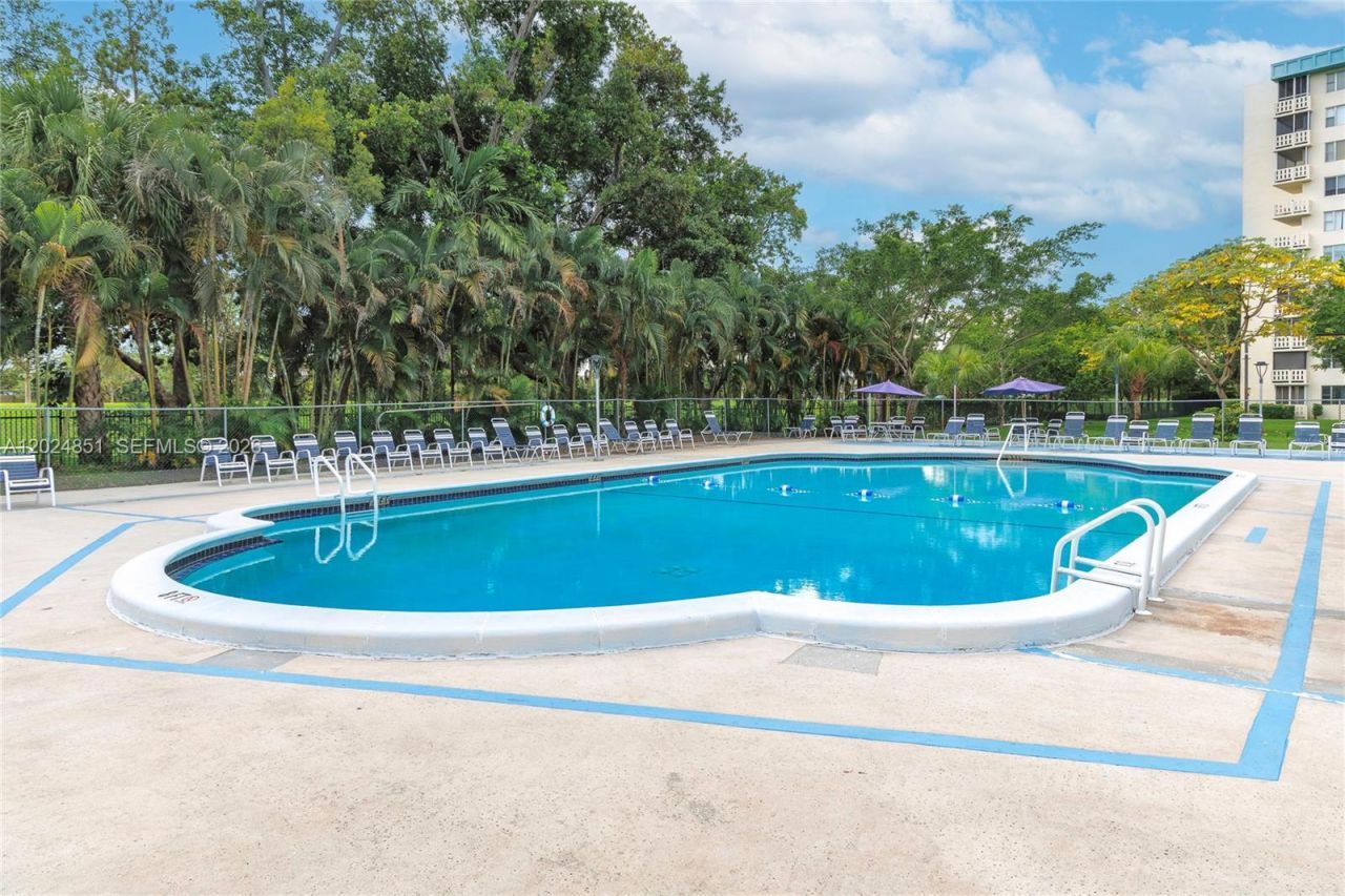 4200 Hillcrest Dr, Unit 504, Hollywood, FL 33021 Photo