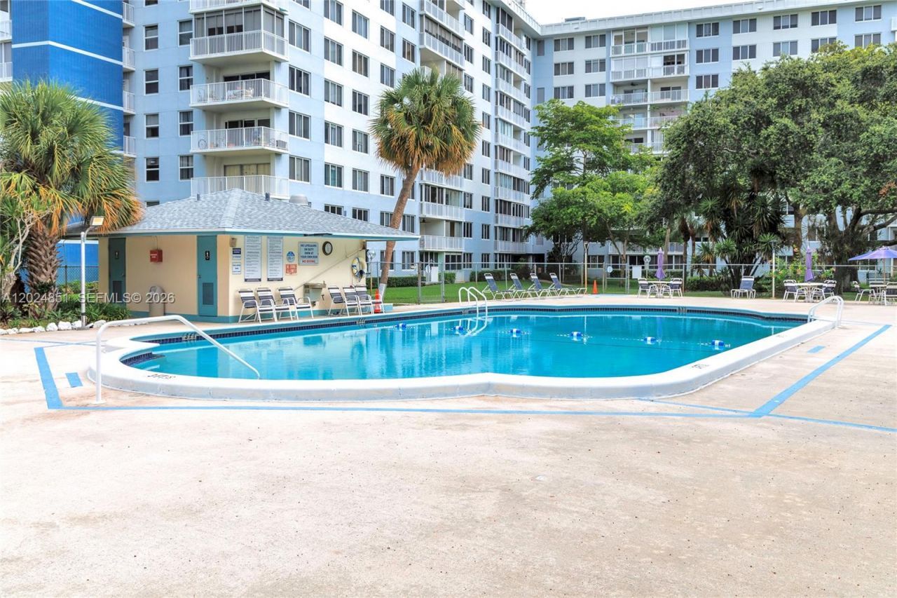4200 Hillcrest Dr, Unit 504, Hollywood, FL 33021 Photo