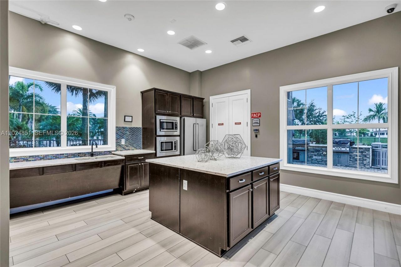 4200 Hillcrest Dr, Unit 504, Hollywood, FL 33021 Photo