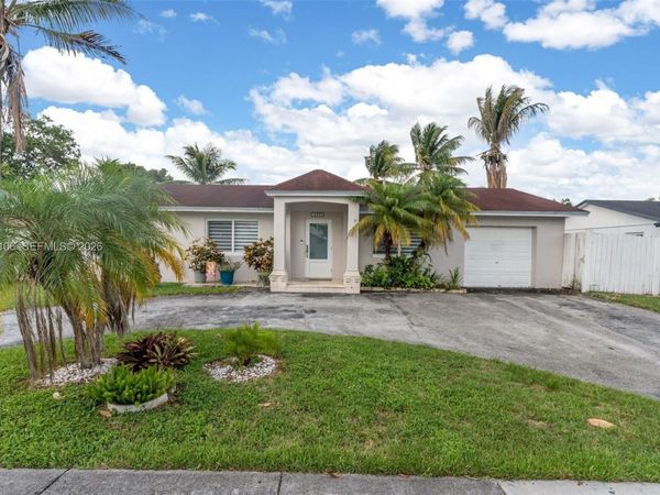 15042 SW 69th St , Miami, FL 33193