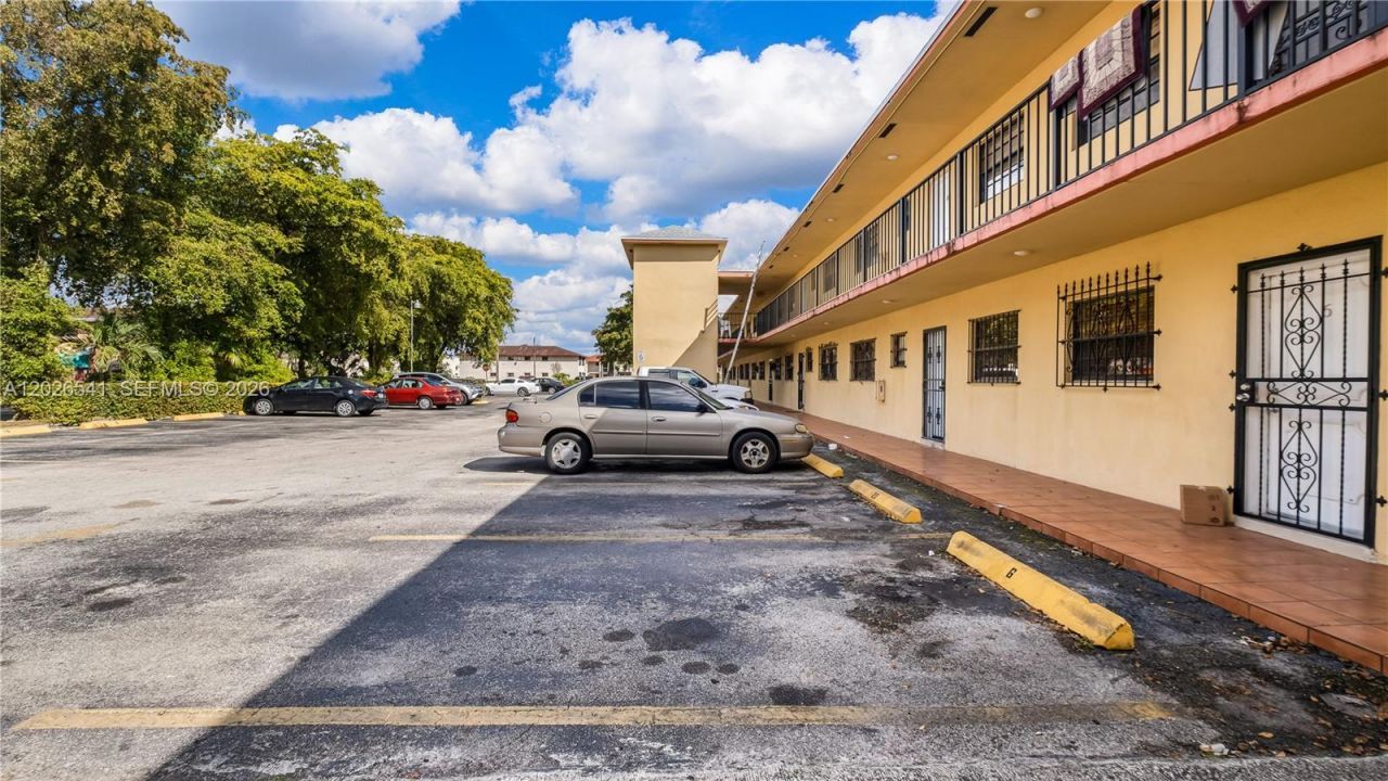 4390 W 12th Ln , Unit 18B, Hialeah, FL 33012 Photo