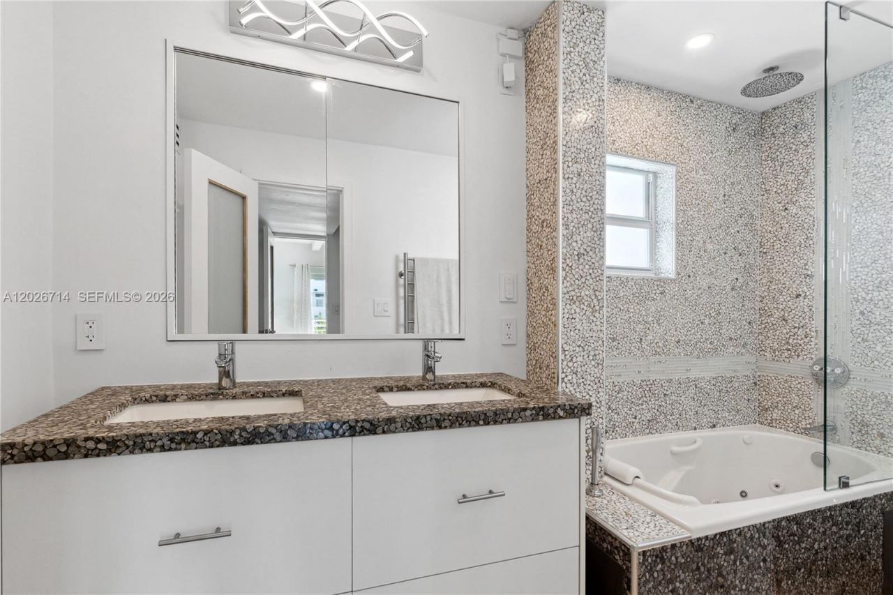 325 Ocean Dr , Unit 502, Miami Beach, FL 33139 Photo